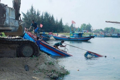 Vừa trúng đậm mẻ cá, ngư dân lại &quot;khóc ròng&quot; vì bị sóng đánh chìm tàu