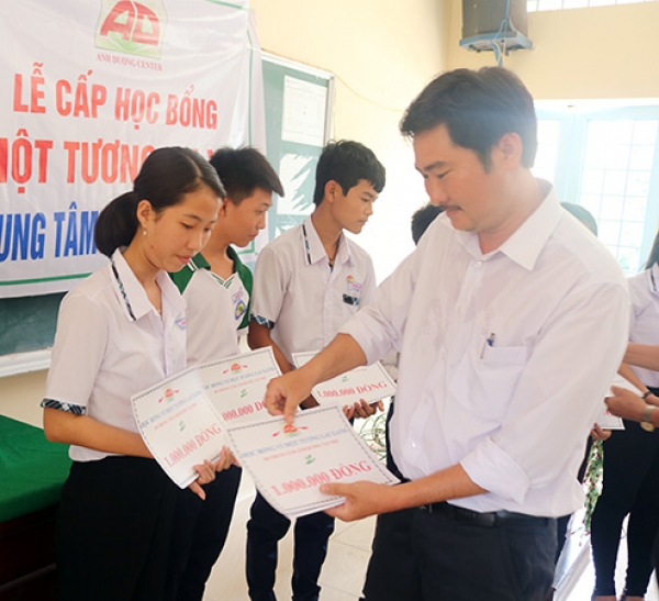 Trao 700 suất học bổng “Vì một tương lai xanh