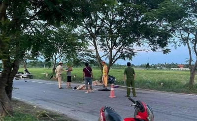 Xe máy tông vào cây phượng, 2 anh em trai tử vong