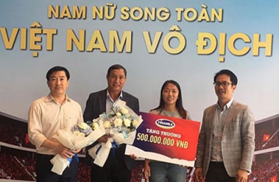 ĐT nữ Việt Nam nhận thưởng