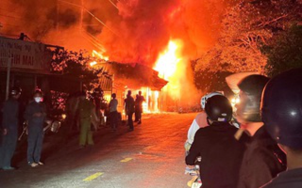 Cha bỏ đi nhậu rồi khóa cửa nhà, con nhỏ hoảng loạn trong đám cháy dữ dội