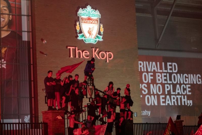 ẢNH: Fan Liverpool &#039;quẩy tung nóc&#039; với chức vô địch Ngoại hạng Anh