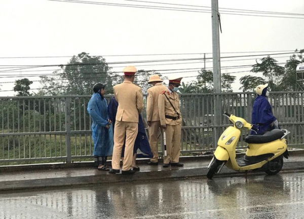 Người mẹ mang thai cùng con gái 13 tuổi định nhảy cầu tự tử