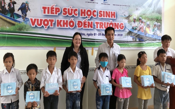 Học bổng tiếp sức học sinh khó khăn vùng sông nước Cà Mau