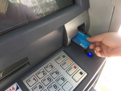 Hơn 25 triệu thẻ ATM phải chuyển sang thẻ chip vào cuối năm nay