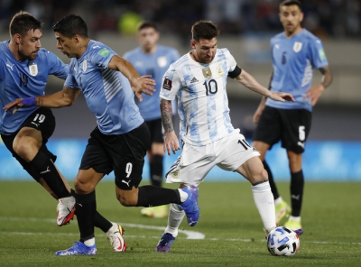 Messi lập kỷ lục Nam Mỹ, Argentina bám sát kình địch Brazil