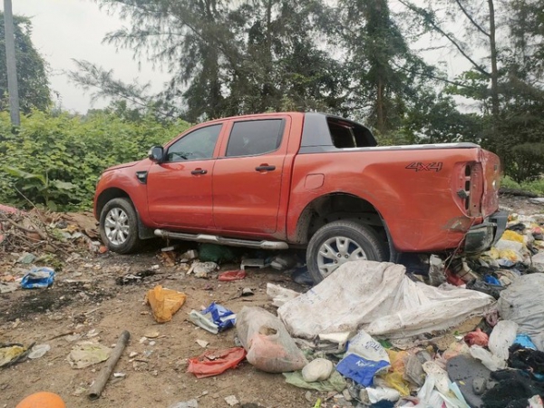 Mang ôtô đi rửa ở garage, hôm sau phát hiện xe bị hư hỏng tại bãi rác