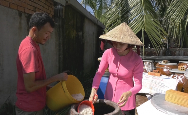 Các cơ sở sản xuất nước mắm cá linh vào vụ sản xuất