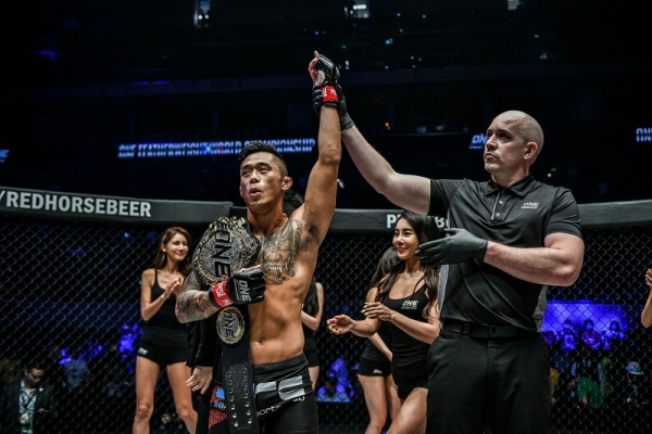 Võ sĩ gốc Việt hạ knock-out đối thủ, bảo vệ đai vô địch MMA thế giới