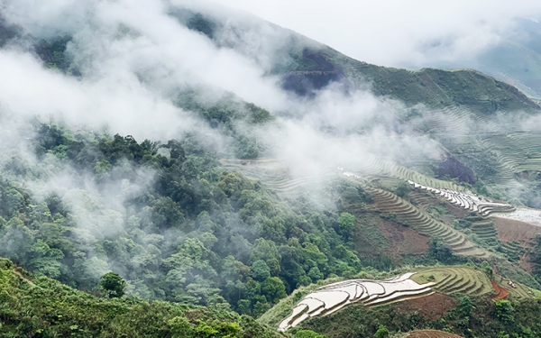 Tà Xùa mây trắng bay