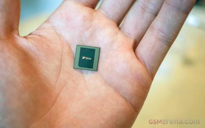 Huawei tự tin tuy&ecirc;n bố chip Kirin 980 nhanh hơn A12 Bionic của Apple
