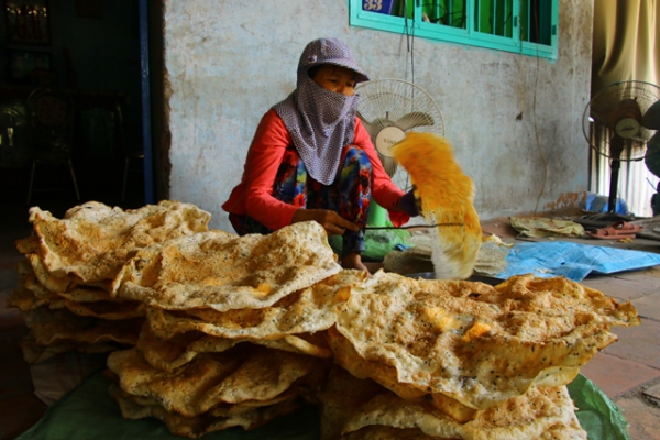 Trăn trở với làng nghề bánh tráng Tân Hồng