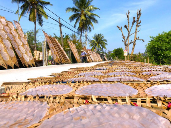 Gần Tết, bánh tráng miền Tây “đắt như tôm tươi”