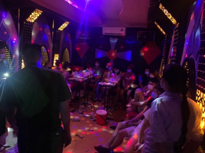 Bắt quả tang 13 nam nữ &quot;bay lắc&quot; trong quán karaoke giữa dịch Covid-19