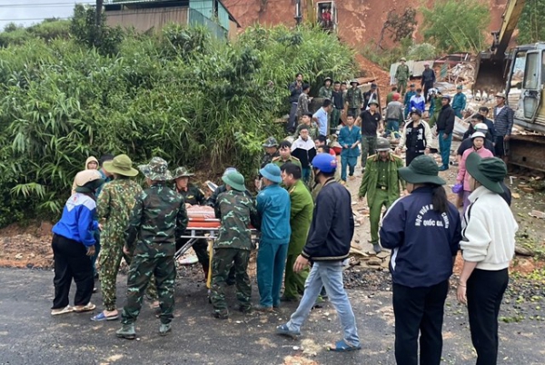 Lâm Đồng: Sạt lở đất vào sáng sớm vùi lấp ngôi nhà, 1 giáo viên tử vong