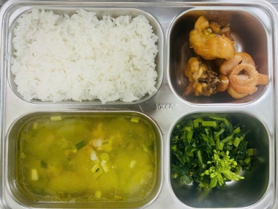 Nh&agrave; trường l&ecirc;n tiếng vụ phụ huynh đăng đ&agrave;n bảo suất ăn b&aacute;n tr&uacute; &ldquo;thảm&rdquo;, học sinh "đ&oacute;i"