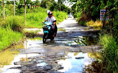 Cần Thơ: Đường nhiều ổ voi đọng nước &#039;bẫy&#039; người đi đường