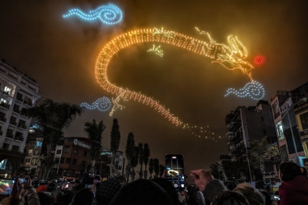 H&agrave;ng trăm m&aacute;y bay kh&ocirc;ng người l&aacute;i tr&igrave;nh diễn &aacute;nh s&aacute;ng tại hồ T&acirc;y