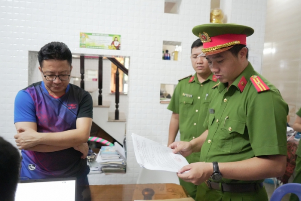 Bắt quả tang c&aacute;n bộ thuế nhận 100 triệu đồng từ gi&aacute;m đốc c&ocirc;ng ty
