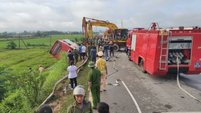 Xe khách lao xuống ruộng trong đêm, 1 người chết, hàng chục người bị thương