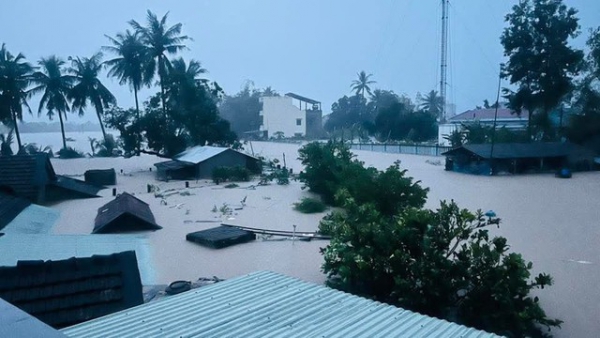 Nước lũ đổ về ồ ạt, nh&agrave; ngập tới m&aacute;i ở Đắk Lắk