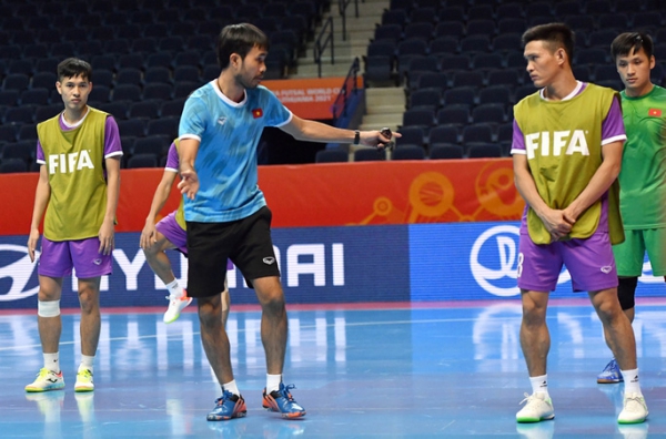 Âm tính SARS-CoV-2, HLV trưởng tuyển futsal Việt Nam lên đường về nước