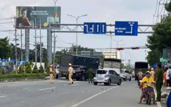 Xe tải “điên” làm loạn trên đường, tông hàng loạt xe máy ở Cần Thơ