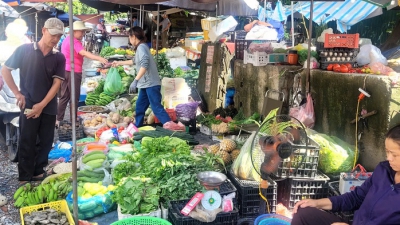 Bà nội trợ giật mình với giá rau xanh tăng gấp 3 lần, rau muống, rau cải tới 25.000 đồng/mớ