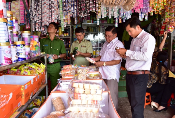 Tân Hưng: Kiểm tra an toàn thực phẩm tại các cơ sở kinh doanh