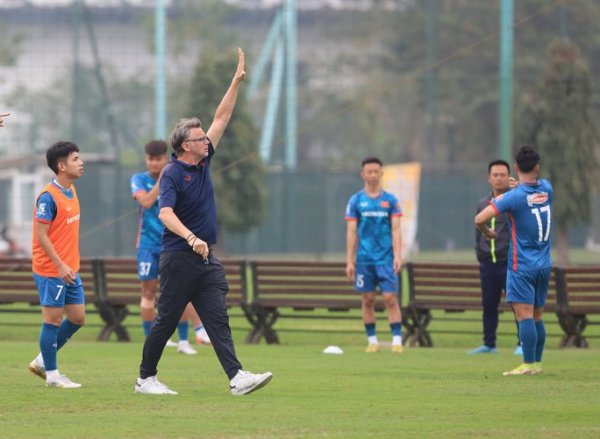 HLV Troussier: “Tôi không có ý định giữ nguyên những gì ông Park đã làm”.