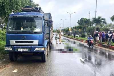 Tông vào đuôi xe tải đậu bên đường, đôi vợ chồng tử vong thương tâm