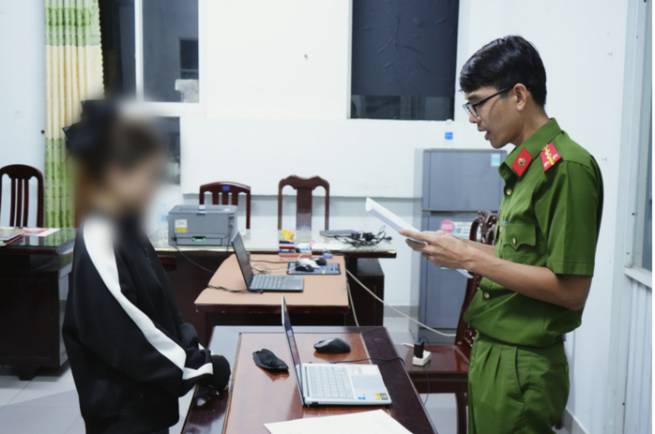 Cần Thơ: Nhờ x&oacute;a ảnh nhạy cảm với người y&ecirc;u cũ, c&ocirc; g&aacute;i l&agrave;m nhiều thanh thiếu ni&ecirc;n bị bắt