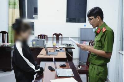 Cần Thơ: Nhờ x&oacute;a ảnh nhạy cảm với người y&ecirc;u cũ, c&ocirc; g&aacute;i l&agrave;m nhiều thanh thiếu ni&ecirc;n bị bắt