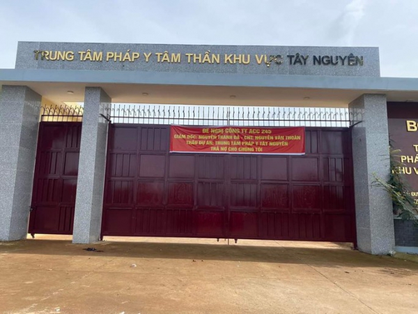 Treo băng rôn đòi nợ tại Trung tâm pháp y tâm thần khu vực Tây Nguyên