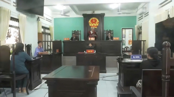 Cụ &ocirc;ng dẫn người t&igrave;nh về chụp ảnh trước b&agrave;n thờ vợ g&acirc;y phẫn nộ