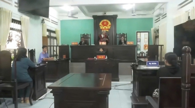 Cụ &ocirc;ng dẫn người t&igrave;nh về chụp ảnh trước b&agrave;n thờ vợ g&acirc;y phẫn nộ