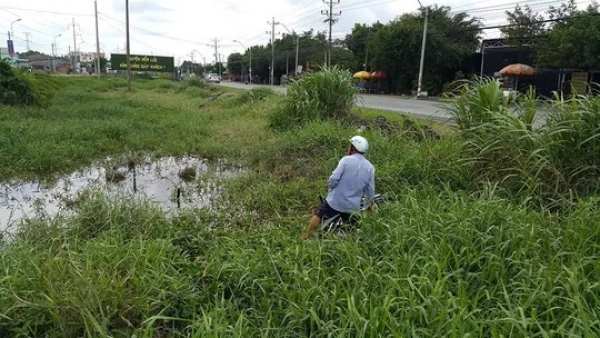 Đang truy bắt đối tượng tấn công cảnh sát hình sự, nhảy xuống kênh trốn