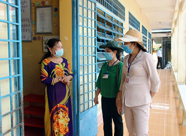 Giáo viên và học sinh phải nghiêm túc đeo khẩu trang khi đến trường