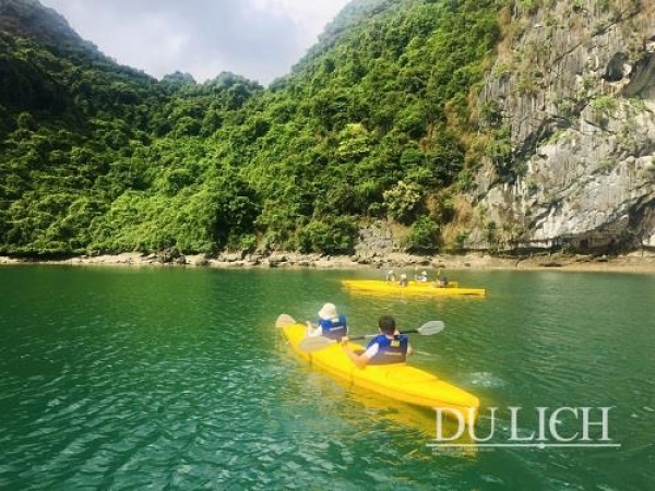 Chèo kayak khám phá hang Sáng Tối