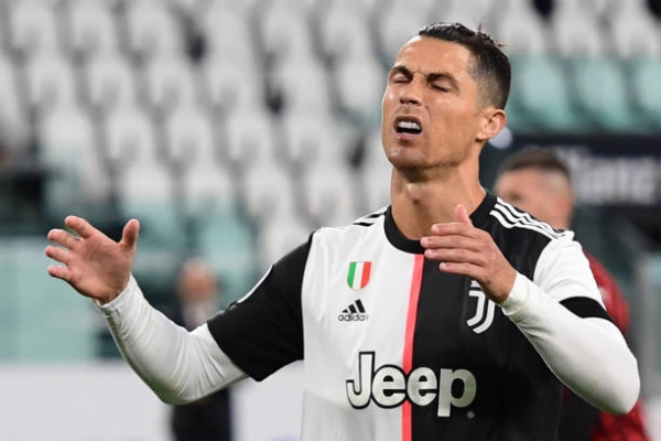 Ronaldo sút hỏng penalty, Juve vẫn giành quyền đi tiếp