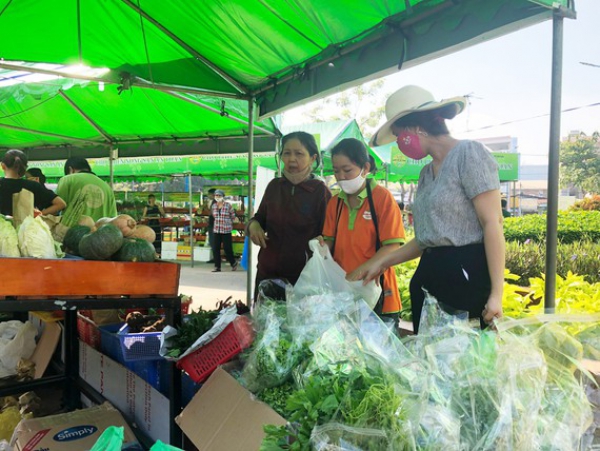 Khai mạc Chợ phiên nông sản an toàn quận Tân Phú