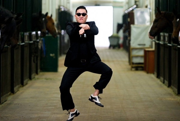 Xôn xao vụ ca sĩ &quot;Gangnam Style&quot; dự tiệc có 25 chân dài tới phục vụ đại gia