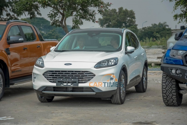 Bắt gặp Ford Escape 2020 &quot;lộ thiên&quot; trước giờ khai mạc Triển lãm ô tô Việt Nam 2019