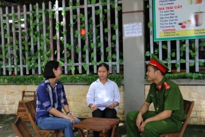 Cảnh sát kinh tế vượt 12 km đường lầy lội đi đón nữ sinh ngủ quên tới thi THPT