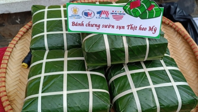 Nấu bánh chưng bằng nồi sứ lớn nhất Việt Nam