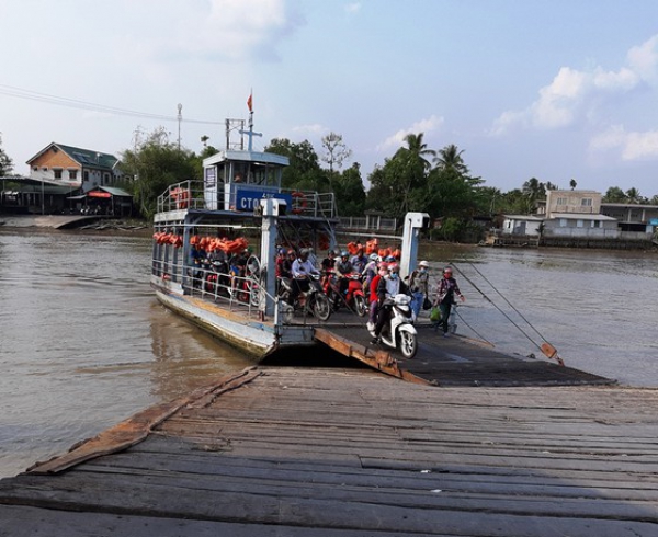 Cần Thơ cho phép nhiều bến đò ngang sông hoạt động trở lại phục vụ mua nhu yếu phẩm...