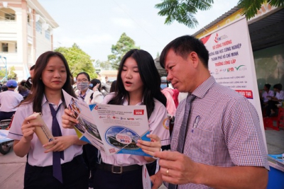 “ĐƯA TRƯỜNG HỌC ĐẾN THÍ SINH”: Học ngành nào để thăng tiến nhanh, thu nhập cao?