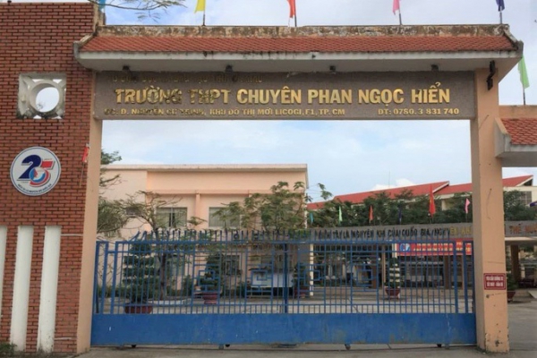 Kỷ luật cảnh cáo phó hiệu trưởng bắt học sinh “ăn thức ăn lấy ra từ thùng rác”