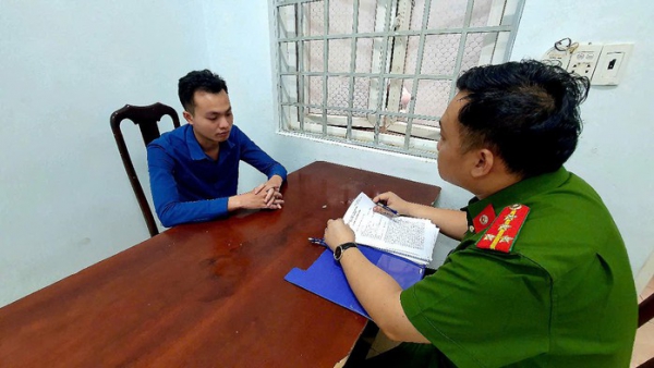 Tin &ldquo;b&ugrave;a ngải&rdquo;, người phụ nữ bị quay lại video khỏa th&acirc;n v&agrave; tống tiền