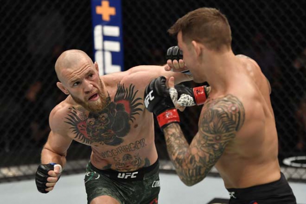 Gãy cổ chân, Conor McGregor rời sàn UFC trên cáng đấu